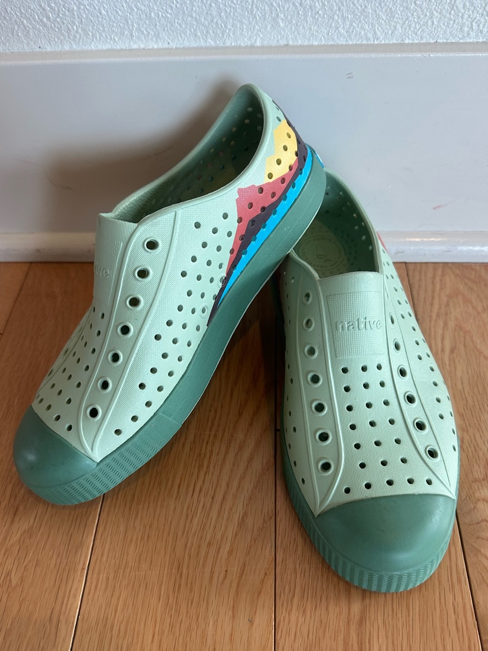 Native Jefferson Kids Slip-On Water Shoes in Green with Multicolor Mountains J4